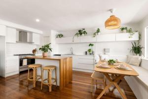 Kuchyň nebo kuchyňský kout v ubytování Palm Cove Retreat - Walk to beach & CBD + 11 fotografií