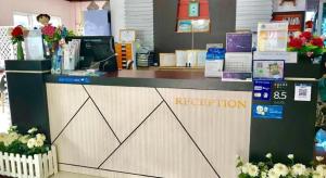 un comptoir d'accueil dans un magasin avec des fleurs dans l'établissement Lake Terrace Resort, à Ban Pak Ba Ra 85 autres photos