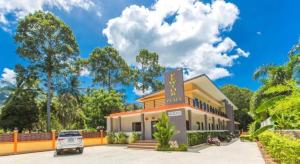 un bâtiment avec une voiture garée devant dans l'établissement Fewtor Place, à Hua Thanon Beach