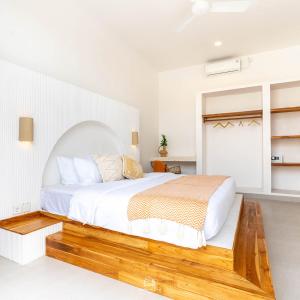 1 dormitorio con 1 cama grande y plataforma de madera en EnyaVillas 1, Brand New Boutique Mediterranean, en Uluwatu 12 fotos más