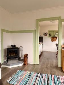 un soggiorno con camino e cucina di Haus Harald a Tysnes