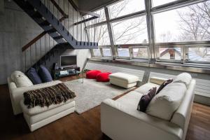 ein Wohnzimmer mit 2 weißen Sofas und einem TV in der Unterkunft Full Circle Apartments in Kutchan + 19 Fotos