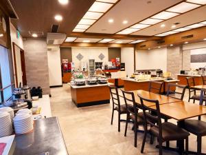 ein Speisesaal mit Tischen und Stühlen in einem Restaurant in der Unterkunft Itoen Hotel Hakone Yumoto in Hakone