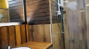 ein Badezimmer mit Holzwand und WC mit Dusche in der Unterkunft Day Hotel Khon Kaen in Khon Kaen + 178 Fotos