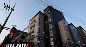 Un edificio alto con decoraciones navideñas en el frente. en Java Hotel, en Daejeon