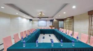 ein Konferenzraum mit einem langen Tisch und Stühlen in der Unterkunft Airport Liwan Hotel in Huadu