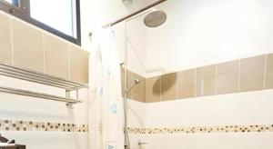 une salle de bain avec une douche avec un rideau de douche dans l'établissement Natura Maerim Resort, à Ban Nong Pla Man (1) 183 autres photos