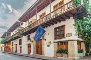 un edificio con una bandera a un lado. en Hotel Casa San Agustin, en Cartagena de Indias