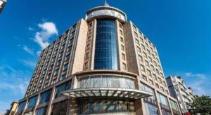 un grand bâtiment avec un dôme au sommet dans l'établissement Lavande Hotels·Dongguan Nancheng, à Dongguan