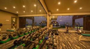 einen Fitnessraum mit Reihen von Hanteln in einem Zimmer in der Unterkunft Hotel Castle Salam in Khulna