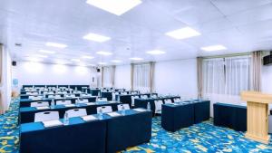 une chambre avec des rangées de tables et de chaises dans l'établissement Echarm Hotel Nanning Nationalities Square Metro Station, à Nanning