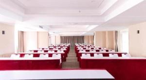 une pièce vide avec des chaises rouges et blanches dans l'établissement Guilin Manhatton Hotel Tianjie, à Guilin