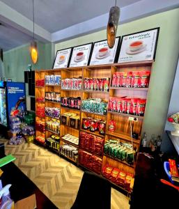 una tienda con una gran exposición de refrescos en Sinharaja Eliphinity Hotel and Restaurant, en Nikawatawana