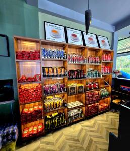 una tienda con una gran exhibición de refrescos en Sinharaja Eliphinity Hotel and Restaurant, en Nikawatawana