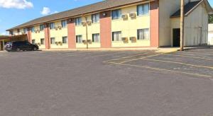 un parking vide devant un bâtiment dans l'établissement Americas Best Value Inn Beatrice, à Beatrice