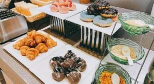 - une table avec de nombreux types de beignets et de pâtisseries dans l'établissement Holiday Inn Express Jinan Exhibition Center By IHG, à Jinan