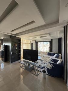 TV a/nebo společenská místnost v ubytování Sports city 2bd room