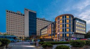 un grand bâtiment avec de nombreuses fenêtres dans une ville dans l'établissement Qingdao Blue Horizon Hotel Licang, à Laoshan