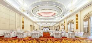 a large banquet hall with white tables and chairs at Country Garden Phoenix Hotel Anqing in Renyuexing +268 photos