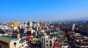 Blick auf eine Stadt mit vielen Gebäuden in der Unterkunft CJ Tourist Hotel in Jeju-do
