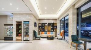 une pièce avec un canapé et des chaises dans un magasin dans l'établissement City Comfort Inn Wuzhou Wangcheng Square, à Wuzhou