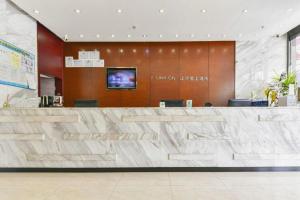 - un hall avec un grand comptoir en marbre dans un bâtiment dans l'établissement City Comfort Inn Nanning Langdong Changhu, à Nanning