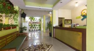 eine Lobby eines Ladens mit einer Theke und Pflanzen in der Unterkunft Zaen Hotel Syariah Solo in Grogol