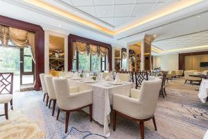 une salle à manger avec une longue table et des chaises dans l'établissement Evergrande Hotel Guangzhou Zengcheng, à Zhongxin