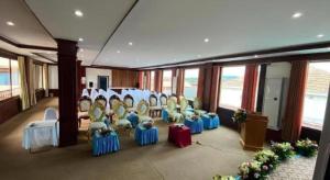 une chambre avec un groupe de chaises et une table dans l'établissement Anoulack Khen Lao Hotel, à Muang Phônsavan