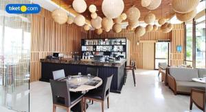ein Restaurant mit Tisch und Stühlen und einer Bar in der Unterkunft The Rinra in Tanjungbunga