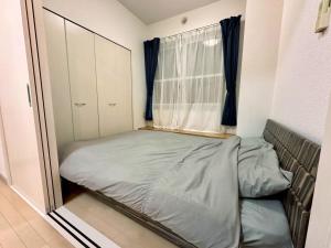 Ένα ή περισσότερα κρεβάτια σε δωμάτιο στο 411札幌駅7分と大通駅徒歩6分で好立地な都心を満喫でき綺麗な部屋で快適が生活が実現