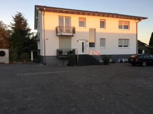 un edificio con un coche aparcado delante en Grefenstein, en Ettenheim
