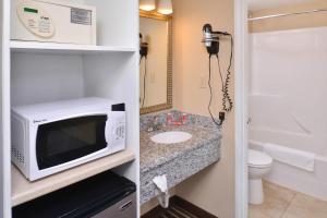 baño pequeño con microondas y fregadero en Econo Lodge Kennewick Tri-Cities, en Kennewick 12 fotos más