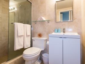 Un baño de 713 Miami Beach Apartments 34 fotos más