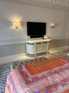 Un dormitorio con televisión y una cama con alfombra. en 澳门公关特价酒店, en Macau