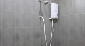 eine Dusche im Bad mit Duschkopf in der Unterkunft The Palm Village in Ban Non Chan + 175 Fotos