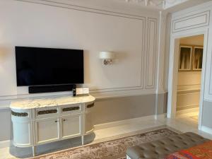 Una sala de estar con un televisor de pantalla plana en una pared. en 澳门公关特价酒店, en Macau 18 fotos más