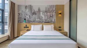 une chambre avec un grand lit avec un dessin sur le mur dans l'établissement City Comfort Inn Wuhan Baibuting, à Wuhan