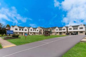 una fila de casas con una carretera delante en Rodeway Inn & Suites Hershey Chocolate Avenue, en Hershey