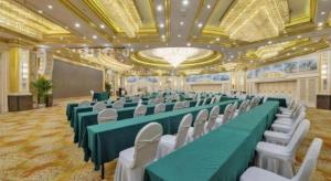 une grande salle de banquet avec des tables vertes et des chaises blanches dans l'établissement Noble Jasper Hotel Huizhou, à Huizhou 273 autres photos