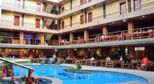 ein großes Gebäude mit einem großen Pool in der Mitte in der Unterkunft Score Birds Hotel in Angeles