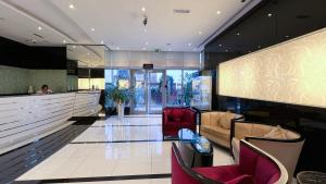 um átrio com cadeiras e um bar num edifício em Burj Khalifa view - 2 BR apartment in Downtown em Sabkhah