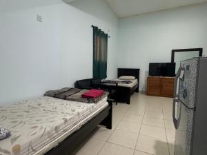 Ένα ή περισσότερα κρεβάτια σε δωμάτιο στο Basic Private Room with attached bathroom - No Parking Space