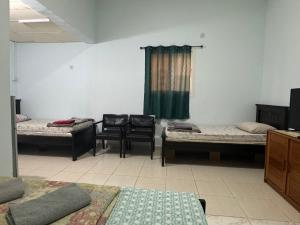 Μια τηλεόραση ή/και κέντρο ψυχαγωγίας στο Basic Private Room with attached bathroom - No Parking Space