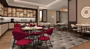 un restaurant avec des chaises et des tables rouges dans une salle dans l'établissement Jinjiang Metropolo Hotel Nanjing Confucius Temple Branch, à Nankin