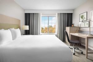 ein Hotelzimmer mit Bett und Schreibtisch in der Unterkunft Country Inn & Suites by Radisson, Springfield, OH in Springfield + 56 Fotos