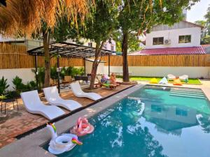 Πισίνα στο ή κοντά στο THE PLACE Hostel Phnom Penh