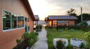 ein Haus mit Garten neben einem Haus in der Unterkunft Jit Dee Home Khao Kho in Khao Kho + 100 Fotos