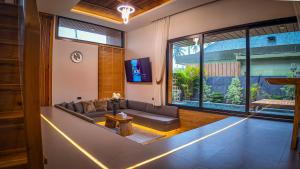 Un televizor și/sau centru de divertisment la Ardmard Pool Villa