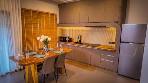 O bucătărie sau chicinetă la Ardmard Pool Villa